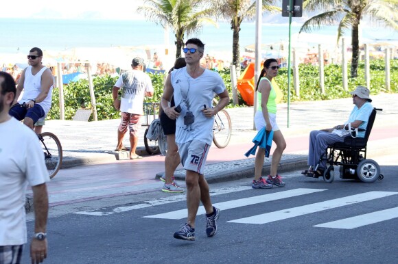 Reynaldo Giannecchini mantém boa forma com corrida em orla de praia do Rio