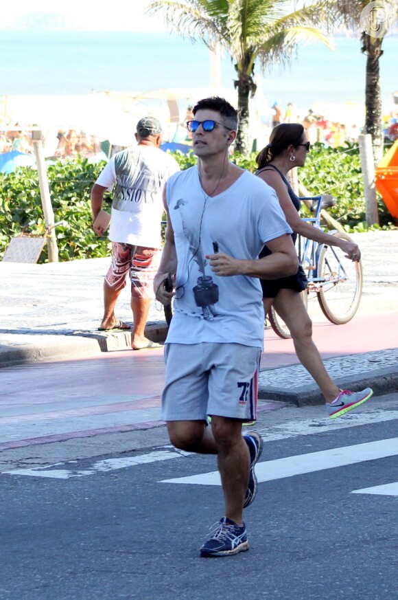 Reynaldo Giannecchini entra em forma com corrida na orla de praia do Rio de Janeiro