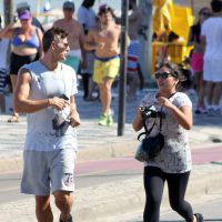 Fã corre atrás de Reynaldo Gianecchini para tirar foto com o ator no Rio