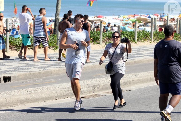 Fã corre para tentar tirar foto com Reynaldo Giannecchini em orla de praia do Rio de Janeiro