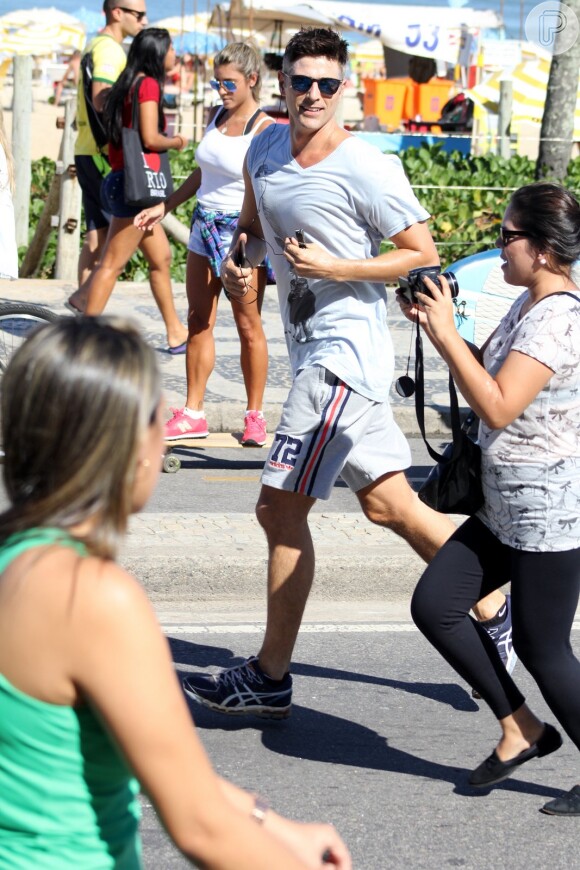 Fã corre lado a lado com Reynaldo Giannecchini para tentar tirar foto com o ator em orla de Ipanema, no Rio, neste domingo, 14 de junho de 2015