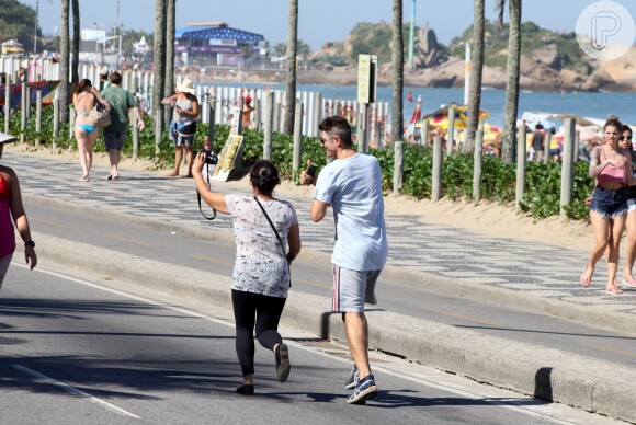 Mulher garantiu foto com Reynaldo Giannecchini após correr atrás do ator em orla de praia do Rio de Janeiro
