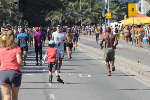 Fã corre para tentar tirar foto com Reynaldo Giannecchini em orla de praia do Rio de Janeiro