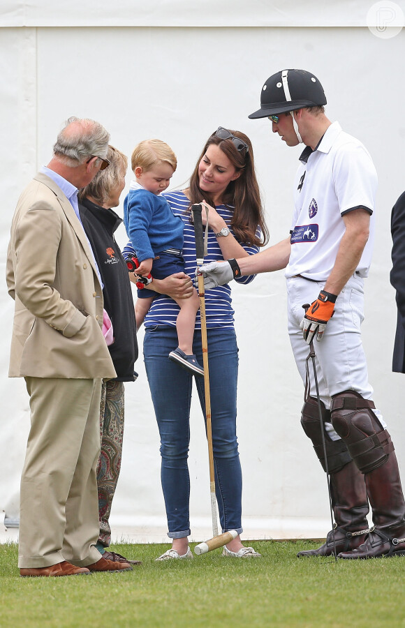 Kate Middleton leva o filho, George, para conferir jogo beneficente do pai, o Príncipe William, que paparica a cria
