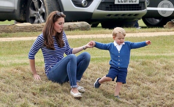 Kate Middleton brinca com o filho, George, em clube de polo e mostra que voltou à boa forma após o nascimento da filha, Charlotte Diana Elizabeth
