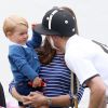 Príncipe George ganha carinho do pai, Príncipe William, enquanto estava no colo da mãe, Kate Middleton em evento real
