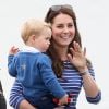 Kate Middleton mostra boa forma em passeio com o filho, George, de 1 ano e 10 meses