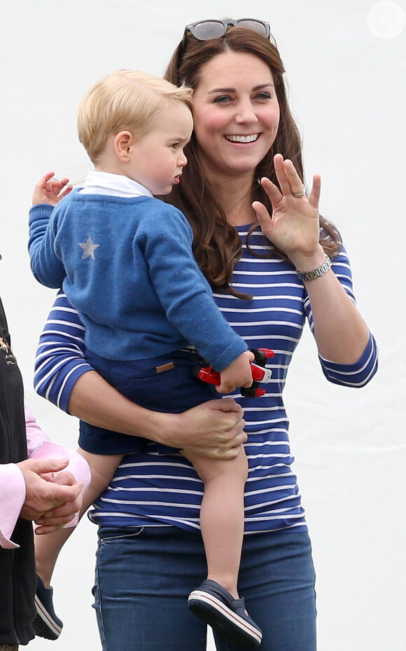 Kate Middleton mostra boa forma em passeio com o filho, George, de 1 ano e 10 meses