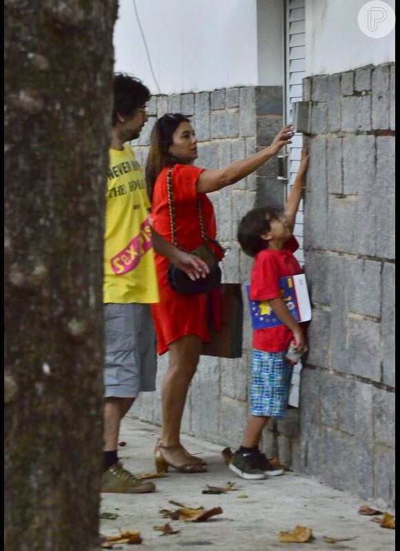 Dira Paes, grávida, chega para festa de aniversário de Camila Pitanga, na casa da atriz, no Rio de Janeiro