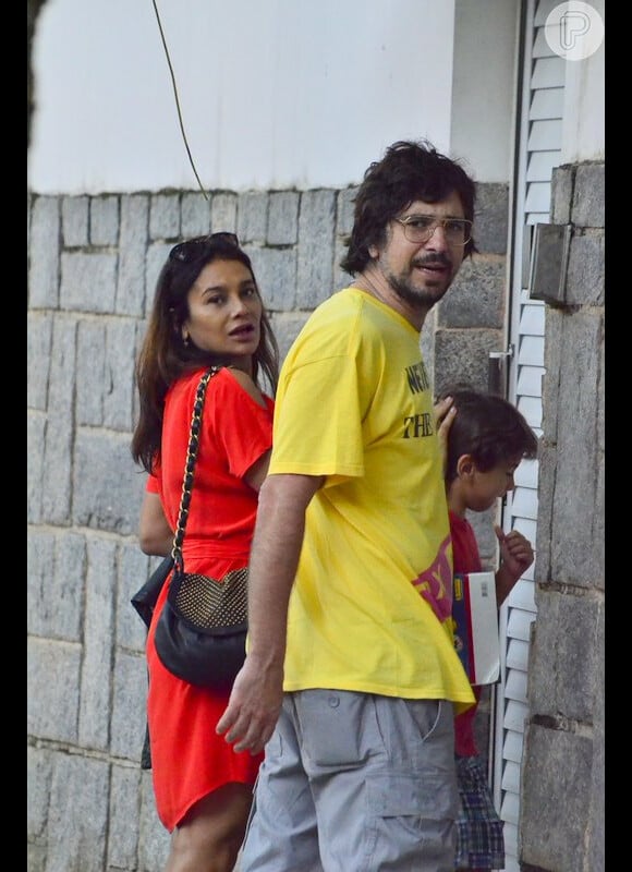 Grávida do segundo filho, Dira Paes também compareceu ao aniversário de Camila Pitanga no Rio, com o marido, Pablo, e o filho do casal, Inácio, de 5 anos