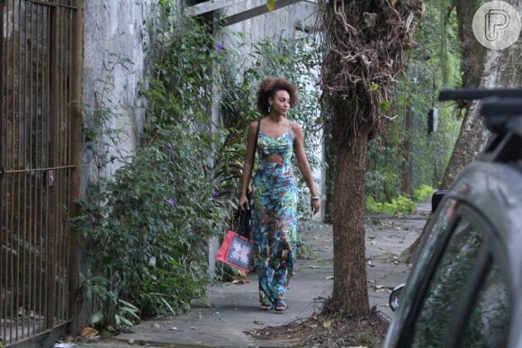 Famosos vão ao aniversário de Camila Pitanga, na casa da atriz, no Rio de Janeiro