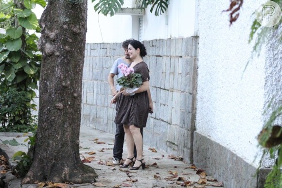 Letícia Sabatella vai ao aniversário de Camila Pitanga, na casa da atriz, no Rio de Janeiro