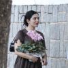 Letícia Sabatella chegou com um buquê de flores no aniversário da amiga, a atriz Camila Pitanga, no Rio de Janeiro