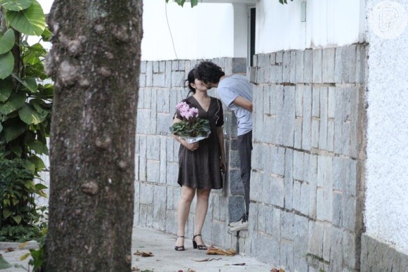 Letícia Sabatella encontra o marido, Fernando Alves Pinto, no aniversário de Camila Pitanga, na casa da atriz, no Rio de Janeiro