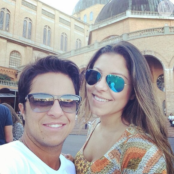 Thammy Miranda e a namorada Andressa Ferreira visitaram a Basílica de Nossa Senhora da Aparecida, no interior de São Paulo