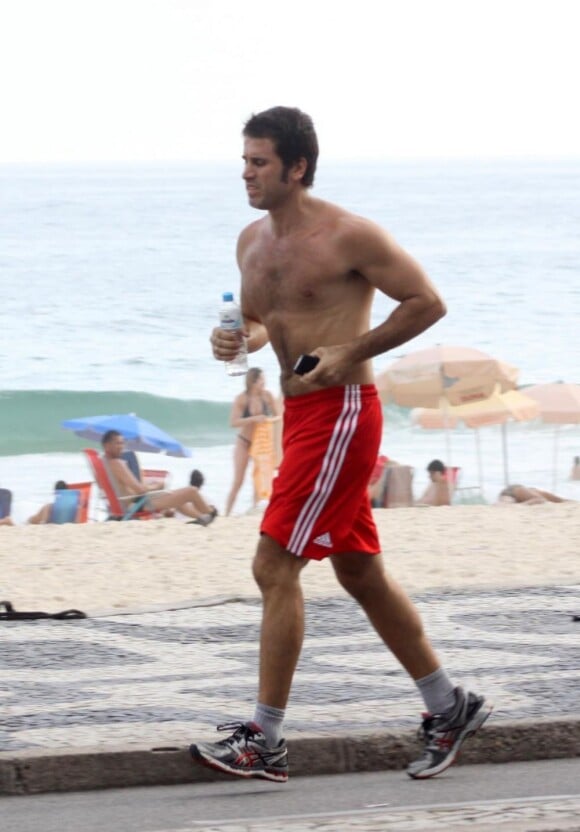 Para conseguir manter a boa forma, o ator não dispensa a corridinha pela orla da praia do Leblon, Zona Sul do Rio
