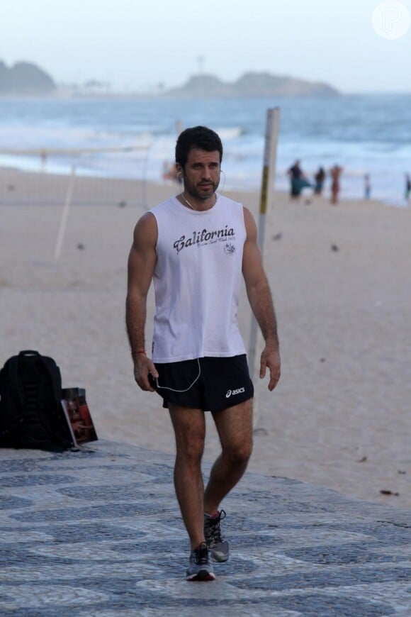 Não é raro encontrar o ator se exercitando pela orla das praias cariocas ouvindo música