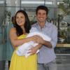 Eriberto e Andrea Leal quando deixaram a maternidade após o nascimento de João, em fevereiro de 2011
