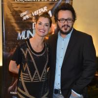 Alinne Moraes posa com Danton Mello em pré-estreia de filme estrelado por eles