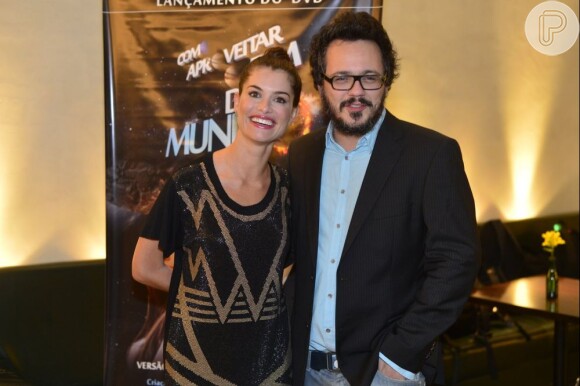 Alinne Moraes e Danton Mello posam na pré-estreia do filme 'Como aproveitar o fim do mundo', lançado em DVD, em 10 de junho de 2013