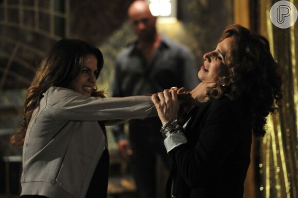 Morena (Nanda Costa) agredindo Wanda (Totia Meirelles) em cena de 'Salve Jorge' que causou rebuliço no Twitter em dezembro de 2012