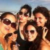 Camilla Camargo curte praia com amigas e anda de ônibus em Fortaleza