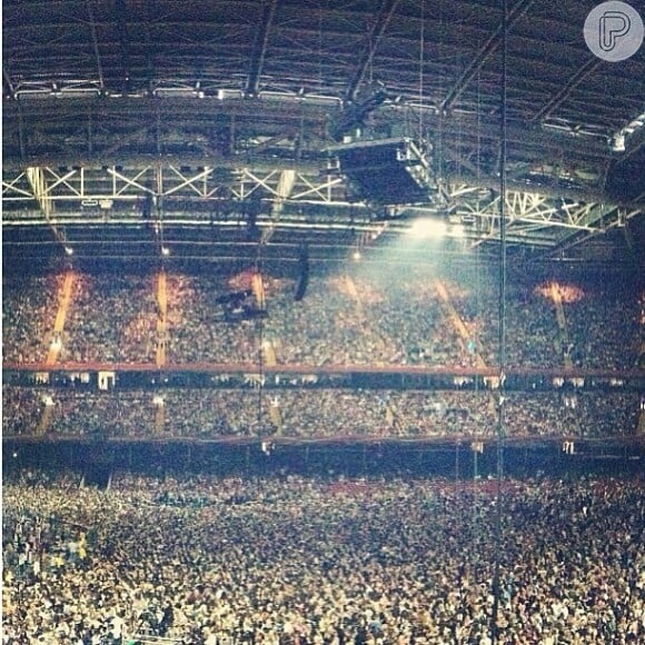 Nem mesmo Rihanna acreditou quando viu o estádio lotado de fãs. Ela fez o registro em sua conta no Instagram
