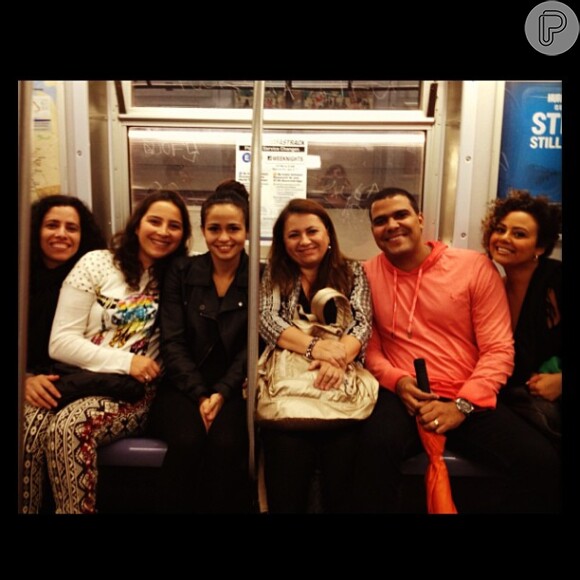 Nanda Costa anda de metrô em Nova York