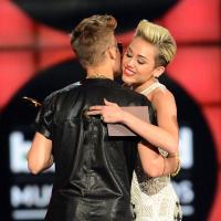 Justin Bieber e Miley Cyrus saem juntos de boate; cantora nega romance