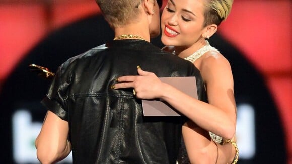 Justin Bieber e Miley Cyrus saem juntos de boate; cantora nega romance