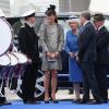 Kate Middleton chegou sorridente ao evento. A duquesa de Cambridge optou por um scarpin e chapéu preto para compor o look