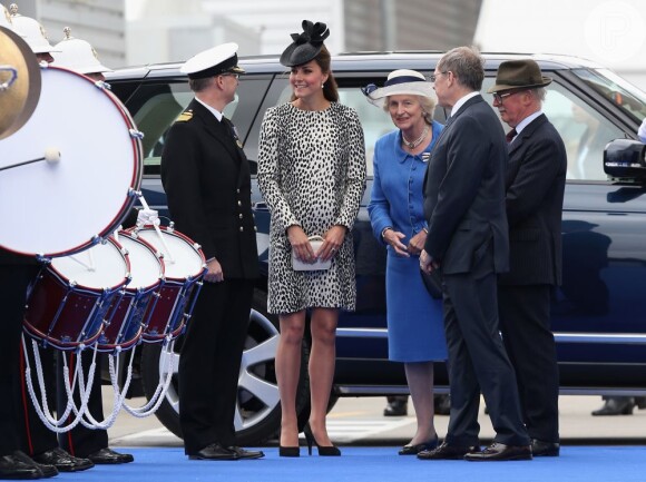 Kate Middleton chegou sorridente ao evento. A duquesa de Cambridge optou por um scarpin e chapéu preto para compor o look
