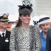 Kate Middleton usou um vestido-casaco de animal print durante cerimônia de batizado de navio