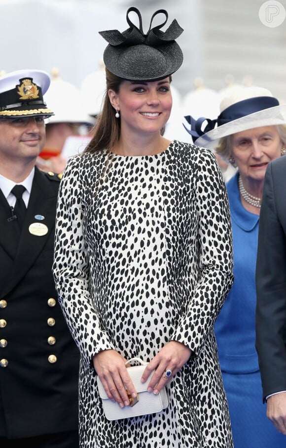 Kate Middleton usou um vestido-casaco de animal print durante cerimônia de batizado de navio