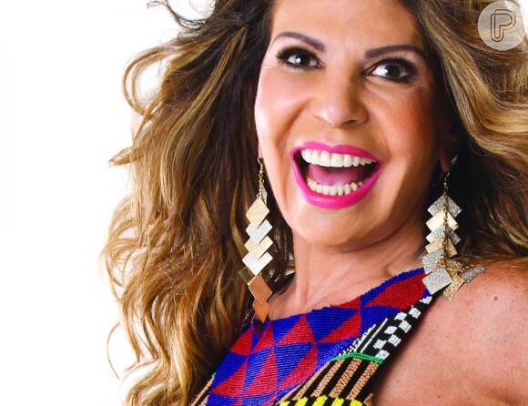 Elba Ramalho faz show no bar 'Flor do Caribe' e participa da trama, trazendo notícias de María Adília, em 'Flor do Caribe', em 28 de junho de 2013