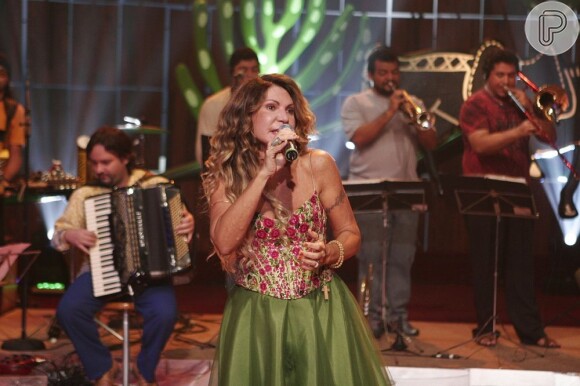 Elba Ramalho se apresenta cantando 'Minha Vida é Te Amar', canção que faz parte da trilha de 'Flor do Caribe'