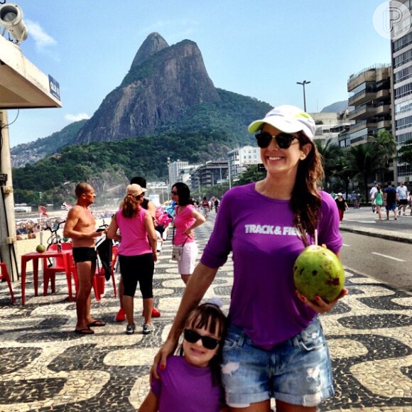 Ticiane Pinheiro passeia com Rafa Justus por praia do Rio no dia de seu aniversário