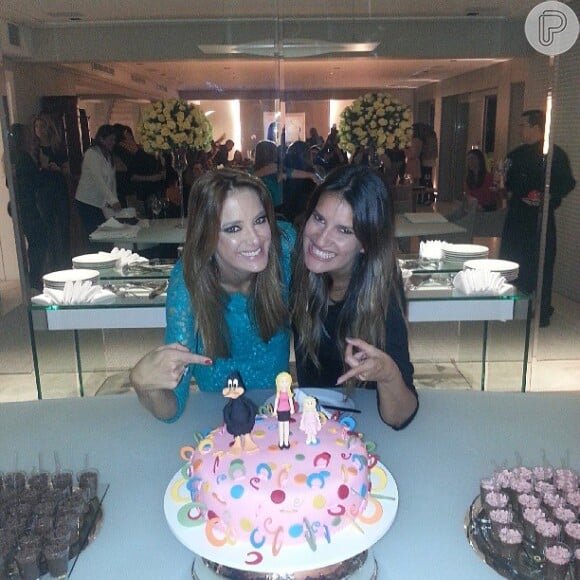 Ticiane Pinheiro mostra o seu bolo de aniversário e posa ao lado da empresária do ramo de festas Andrea Guimaraes