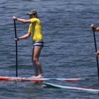 Marcelo Serrado pratica stand up paddle com amigo na praia de Ipanema, no Rio