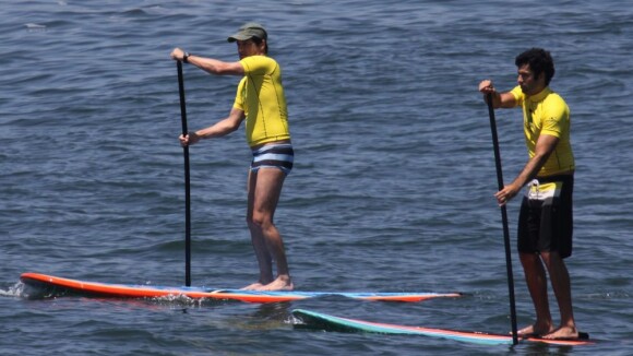 Marcelo Serrado pratica stand up paddle com amigo na praia de Ipanema, no Rio