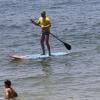 Marcelo Serrado faz stand up paddle com um amigo na praia de Ipanema, no Rio de Janeiro, em 5 de dezembro de 2012