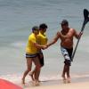 Marcelo Serrado faz stand up paddle com um amigo na praia de Ipanema, no Rio de Janeiro, em 5 de dezembro de 2012