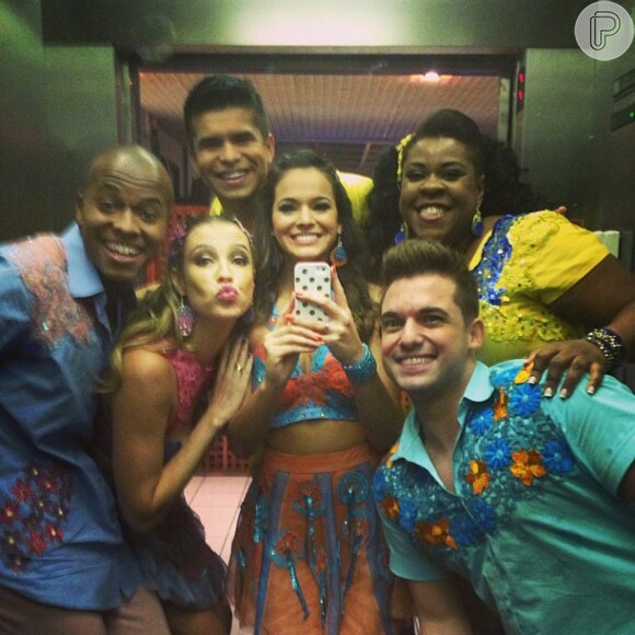 Depois da apresentação do forró, Bruna Marquezine postou uma foto no elevador ao lado de Átila Amaral, Luana Piovani, Wagner Santos, Cacau Protásio e Rodrigo Picanço
