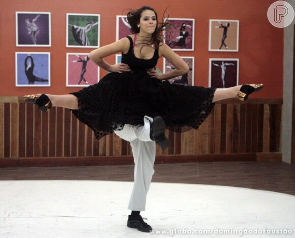 Nos ensaios no ritmo do rock, Bruna Marquezine mostrou sua elasticidade adquirida nos tempos de ballet e ginástica olímpica
