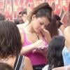 Antes de começar os ensaios, Bruna Marquezine foi assedia pelos fãs e distribuiu autógrafos