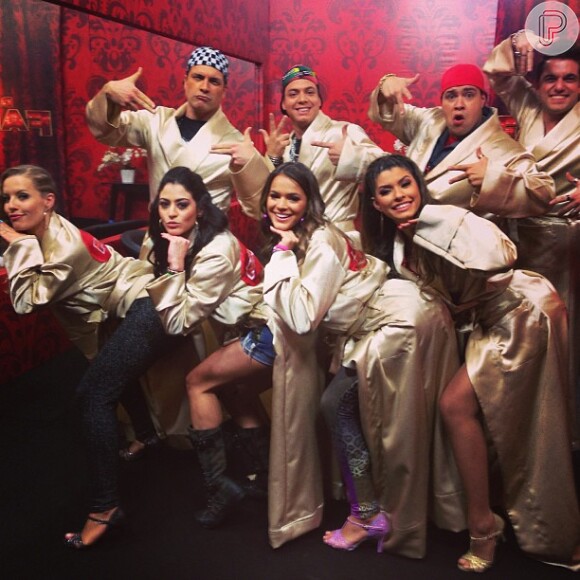Antes das apresenteções no ritmo do funk, Bruna Marquezine posou ao lado dos integrantes do 'Dança dos Famosos' fazendo a pose da Anitta (ba-ban-do)