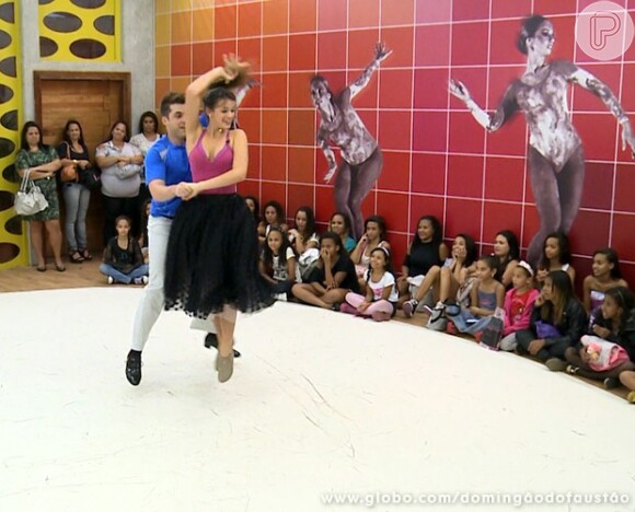 Na semana de ensaio da salsa, Bruna Marquezine recebeu crianças de uma escola de dança e fez uma apresentação especial