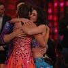 Bruna Marquezine abraça Carol Castro antes de receberem o resultado desta edição do 'Dança dos Famosos'