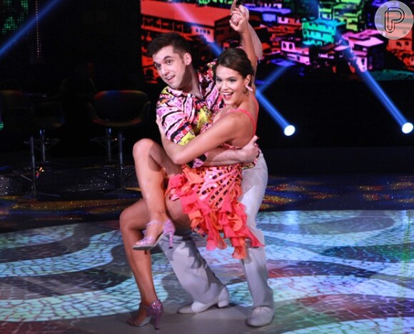 Bruna Marquezine ficou em segundo na final do 'Dança dos Famosos', que aconteceu neste domingo, 15 de setembro de 2013. Mesmo perdendo por dois décimos, a atriz encantou o público ao dançar samba