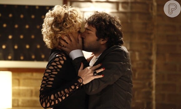 Bárbara (Giulia Gam) cai na armação de Fabinho (Humberto Carrão) e os dois se beijam, em 'Sangue Bom'